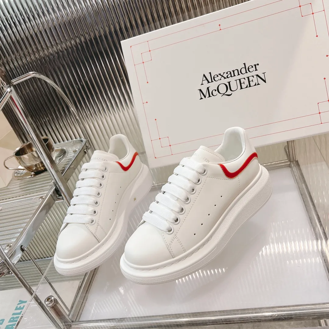 👟👟Ex-factory price 440👟👟 Men's size +10 (high version + 60 men's size plus 10) The latest addition to the counter is the top high-end version of Alexander McQueen·Alexander McQueen 2023 new wide sports shoes, white shoes and casual shoes👟New colors! The rear tail is really unique and pretty, I love it at first sight! 😍Top version! 👍🏻I won’t introduce too much about the style of this shoe. It will never go out of style year after year in spring, summer, autumn and winter. It is a super versatile style and has always been in hot demand. 🔸Upper: original custom-made latest silk cowhide 🔸Inner lining: cowhide foot pads + top-grade highly breathable mesh ��Outsole: the latest original open mold one-to-one precision mold PU vacuum outsole 🔸Female model 34-41 (customized at 34.40.41) 🔸Men's model 38-45 (customized at 38 45)